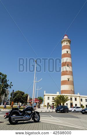 ประภาคาร Aveiro และจักรยานสีดำ