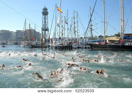 BARCELONA - 22, SEPT: Swimmers on the open waters event Crossing Travessia Barcelona Port on September 22, 2013 in Barcelona, Spain