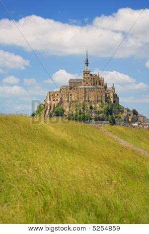 • Maré ilha rochosa de Mont Saint-michel na França Normandia