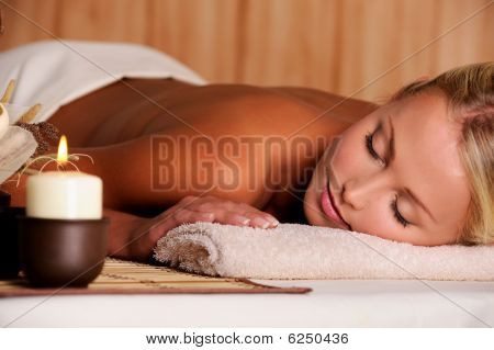 DAYSPA pro krásu ženského ležící ve spa salonu