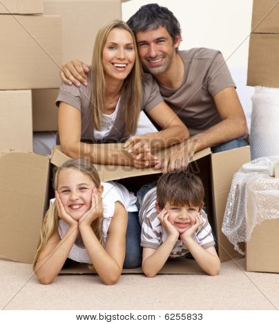 Familie im neuen Haus spielen mit Boxen