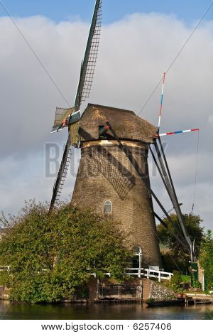 En vindmølle i Kinderdijk (Nederlandene)