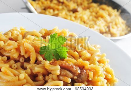 closeup of a plate with with spanish noodles with chicken