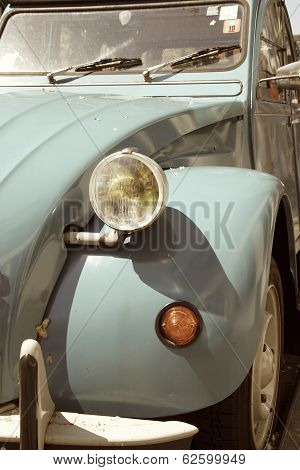 The front of an old car (Citroen 2CV)