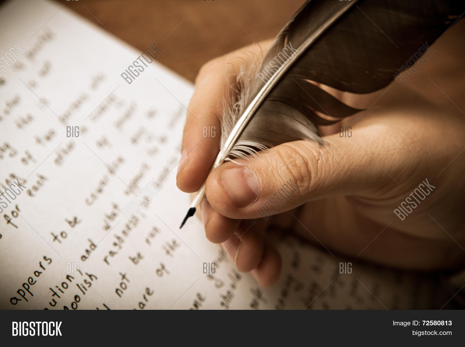 Человек с пером в руке. Перо с чернилами старинные. Перо старинное. Рука с пером. Письмо и перо средневековье.