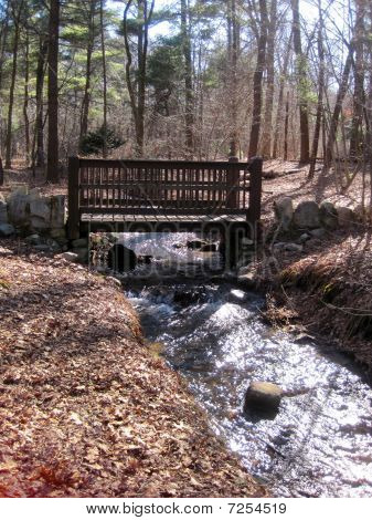 Brücke über den wirbelnden Wasser