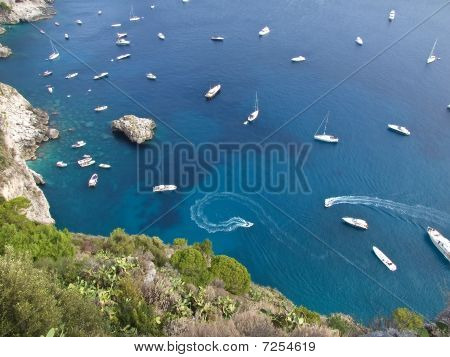 Barcos à deriva em uma baía calma