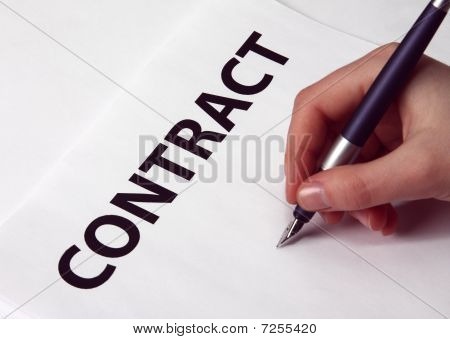 Mujer mano firma un contrato