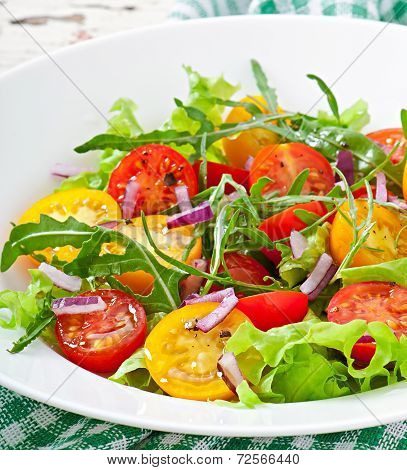 Tomato salad with lettuce, arugala and onions
