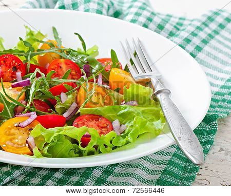 Tomato salad with lettuce, arugala and onions