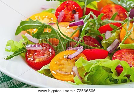 Tomato salad with lettuce, arugala and onions