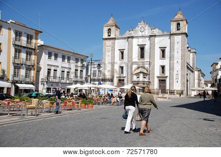 Do Giraldo Square In Evora, Portugal.