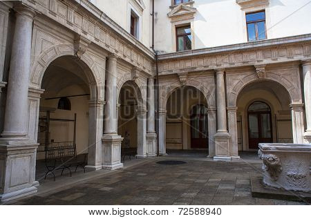 Padova Courtyard