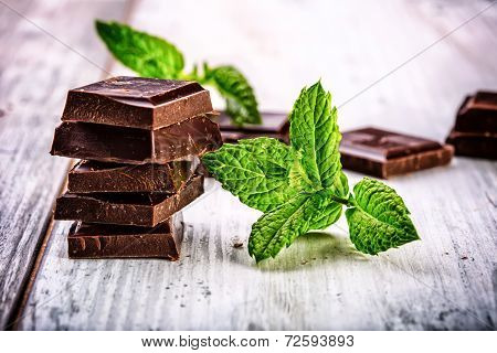 Black chockolate with mint leaves