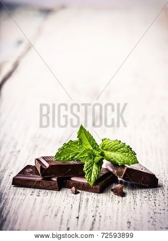 Black chockolate with mint leaves