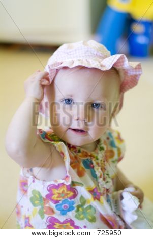 Baby Girl tirando fuori il suo cappello
