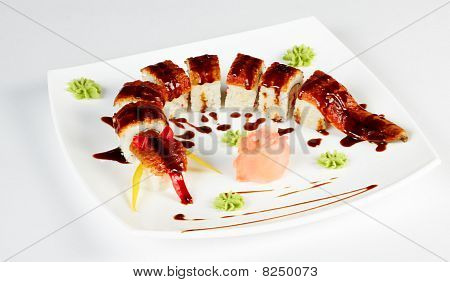 Talíř sushi izolované na bílém