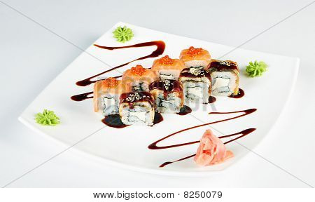Talíř sushi izolované na bílém
