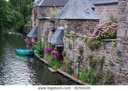 Canal con la muralla de la ciudad en el casco Pontrieux de Francia