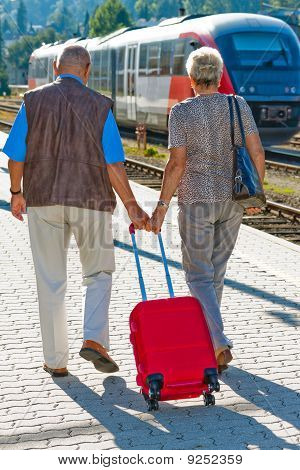 คู่อายุผู้ใหญ่ที่สถานี การเดินทางในวันหยุด