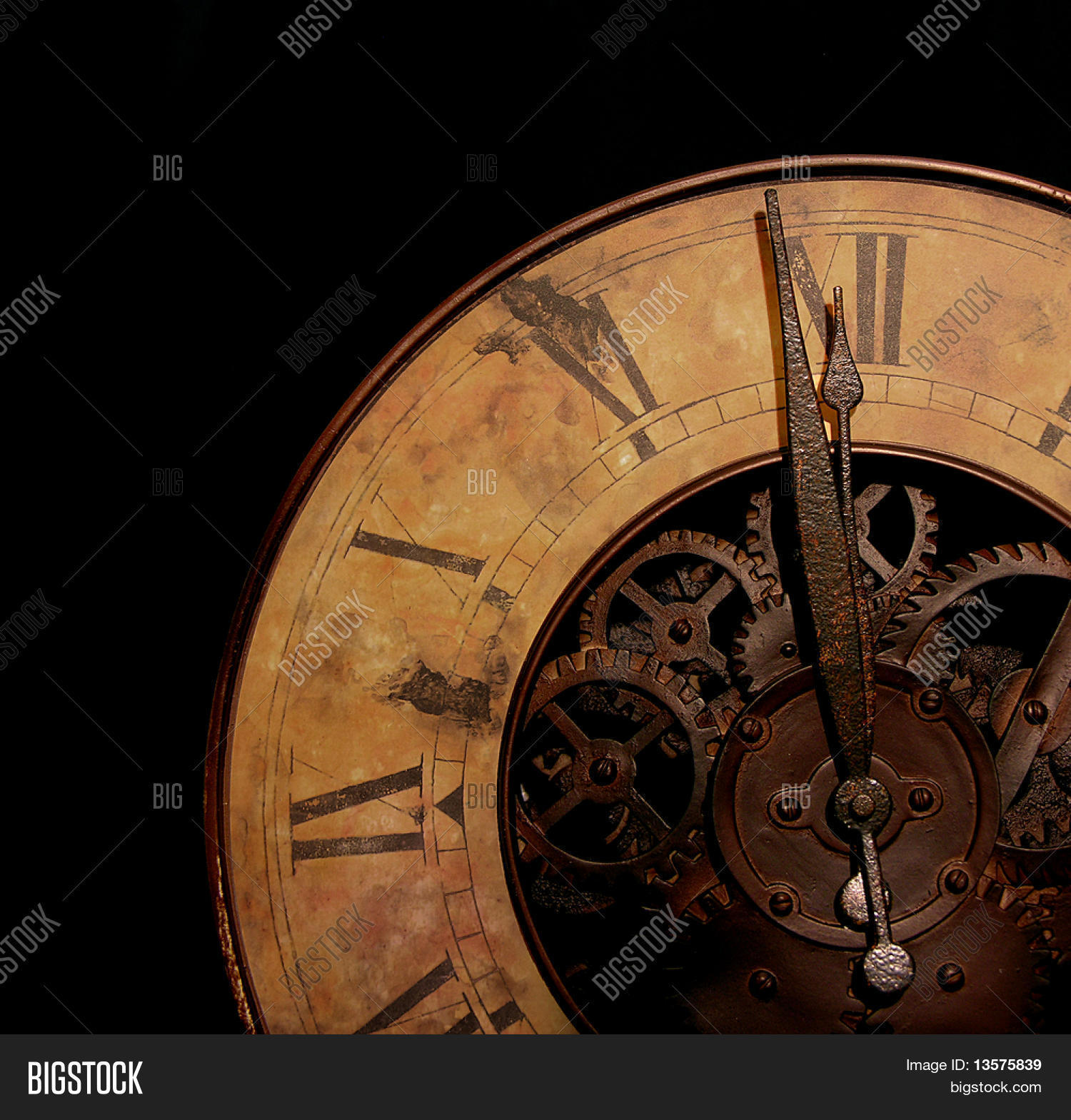 Is a clock old. Старые ржавые часы. Старые часы с римскими цифрами. Старые ржавые часы часы. Часы картинка синие старинные.