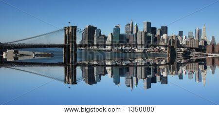 Lower Manhattan e Brooklyn Bridge riflessione