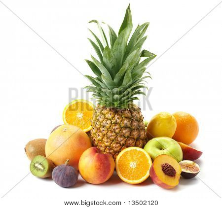 Fruta sobre un fondo blanco
