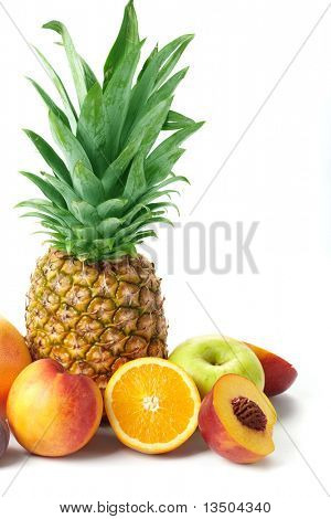 Fruta sobre un fondo blanco