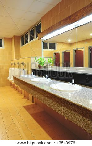 Lavabo e specchio in bagno