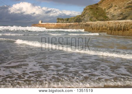 คลื่นทำลายในคอร์นวอลล์ชอร์ Portreath