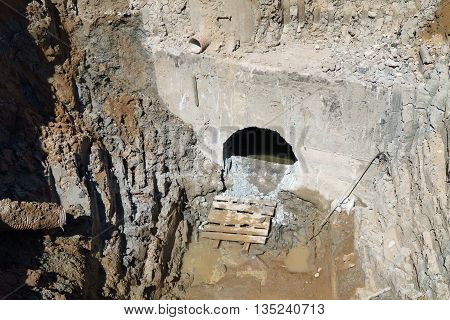 Construction. Replace the manifold in the pit of the big depth