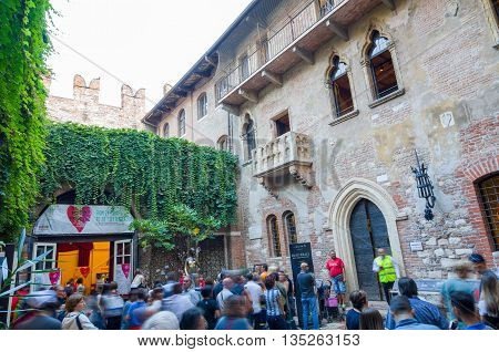 VERONA, ITALY - SEP 5, 2015: The crowd of tourists under the balcony of Juliet's house. Verona, Italy.