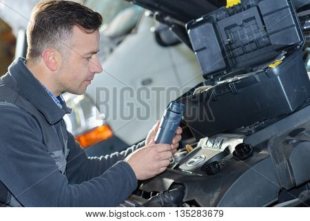 car servicing air filter replacing maintenace