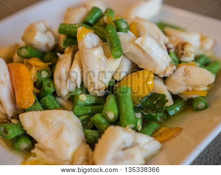 Crab meat stir fried with yellow chili and cowpea