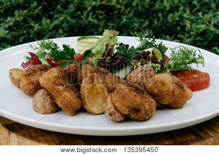 Chickenbreast in crispy breadcump coating with fresh salad