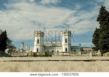 Castle raspolohen in the former manor in the village Sharovka Bogodukhov district Kharkiv region the park and the estate founded at the beginning of the XIX century landlord Ol'hovski.