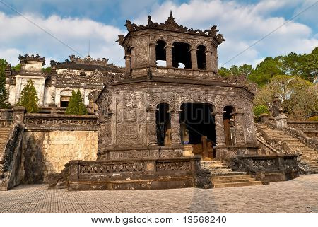 Stéla pavilon v Khai Dinh hrobce, Hue, Vietnam