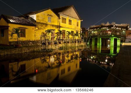 Il mirroring del giapponese coperto ponte di notte, Hoi An, Vietnam
