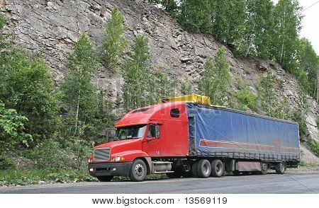 Un camion rimorchio rosso