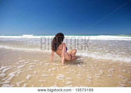 콘 일 해변에서 물에 앉아