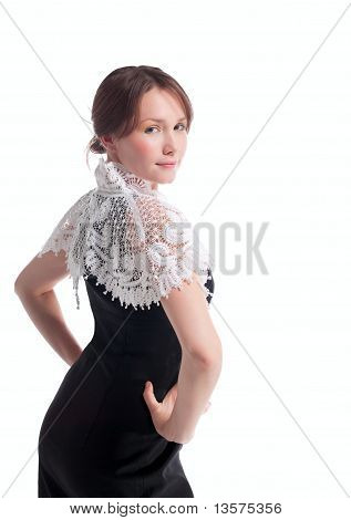Bellezza donna con tippet pizzo bianco sulla colonna vertebrale