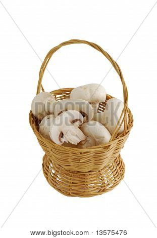 Frische Champignons In kleinen geflochtenem Stroh Korb