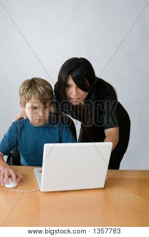  Adulta criança assiste no computador