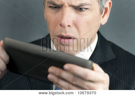心配して実業家のタブレットで見える