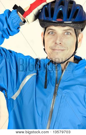 彼のヘルメットに自転車を置く