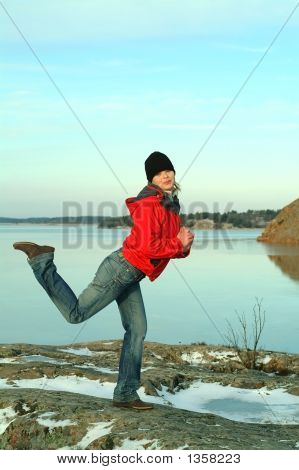 Happy Girl Jumping avec lac sur le fond