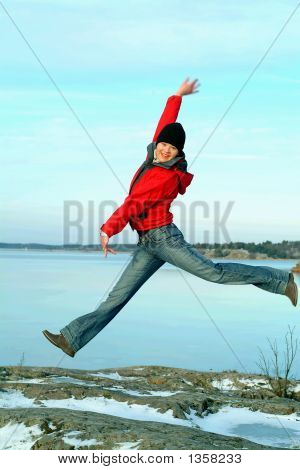 Happy Girl Jumping avec lac sur le fond