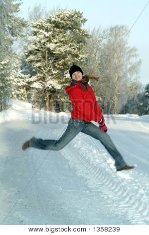Jeune fille sauter sur l'hiver