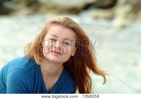 Belle fille au bord de mer