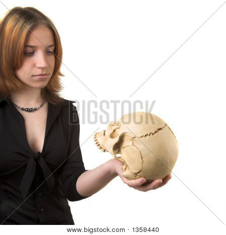  Fille avec crâne